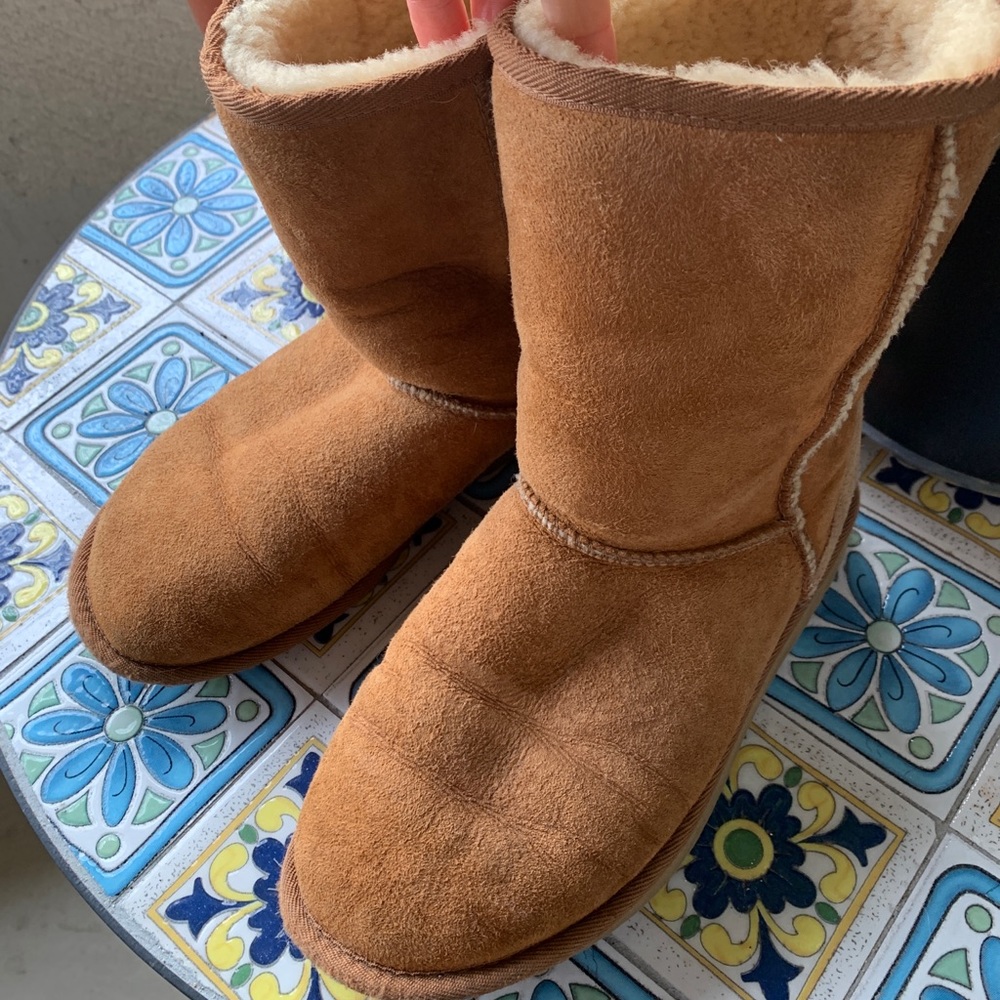 Ugg boots (classic short shearling boot)